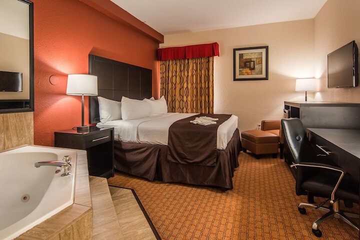 1 King Bed Microwave and Refrigerator WiFi Full Breakfast (2 of 9)