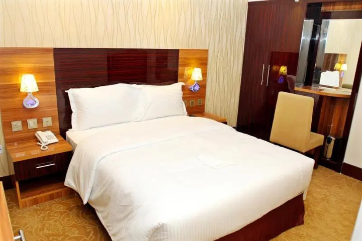 Room 4 of 9