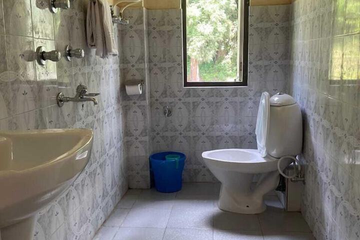 Room 6 of 8
