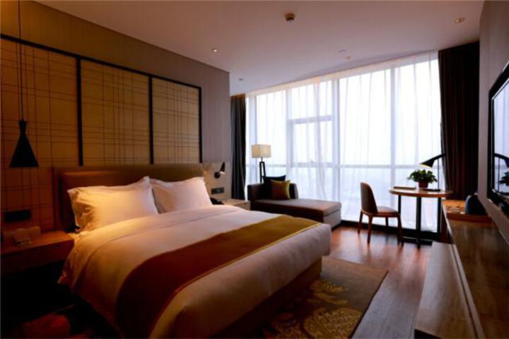 Room 7 of 16