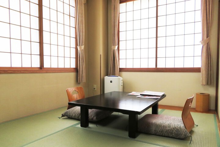 Room 10 of 102