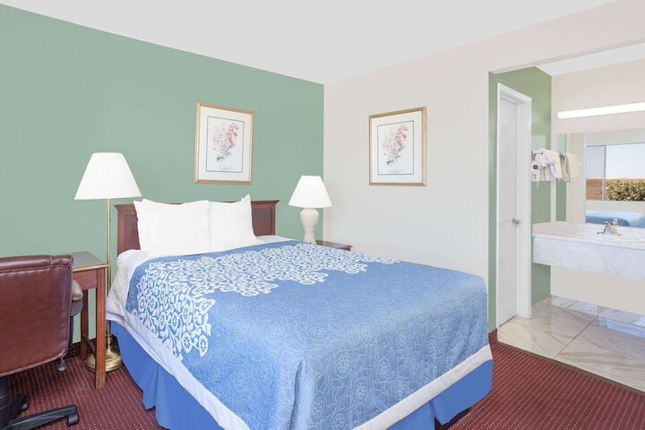 1 Queen Bed (5 of 15)
