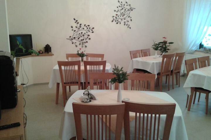 Dining 32 of 46