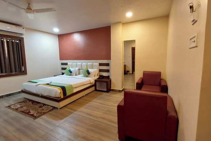 Room 9 of 18