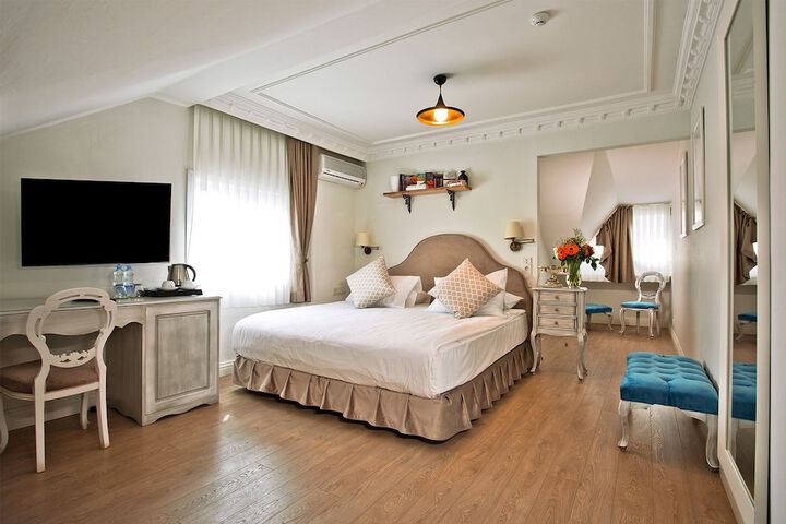 Room 4 of 25