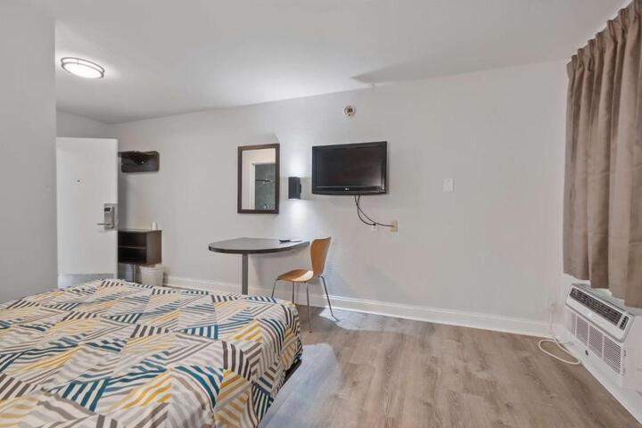 1 Queen Bed (3 of 9)