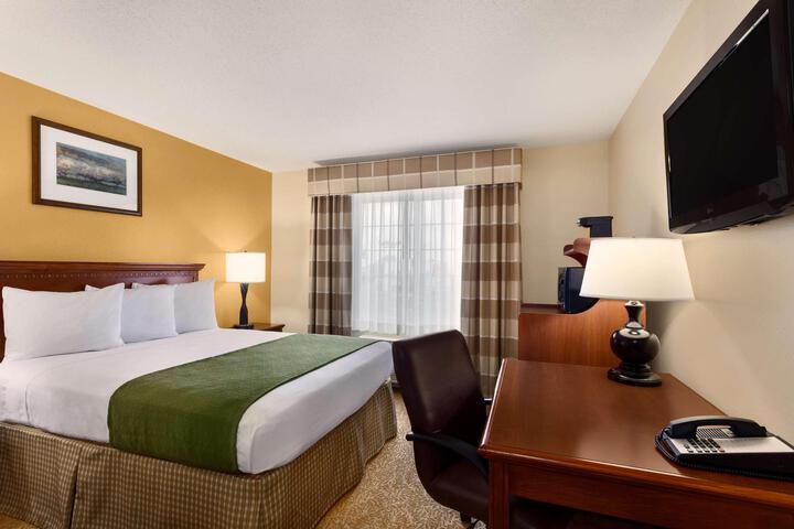1 Queen Bed (9 of 10)