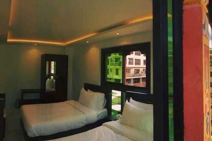 Room 4 of 18