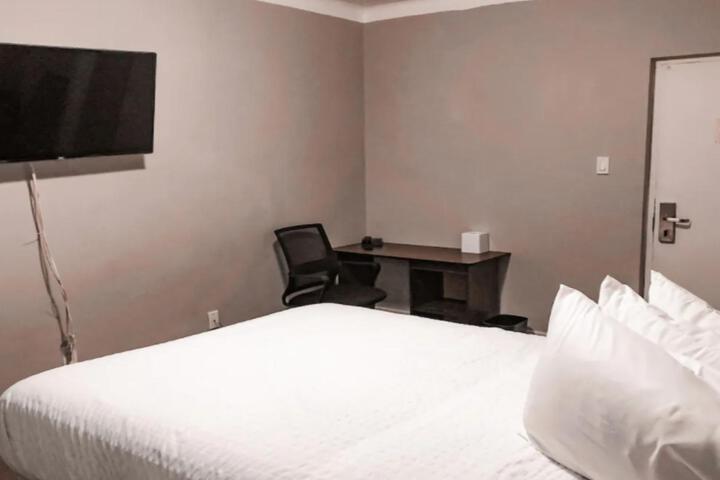 1 Queen Bed (19 of 33)