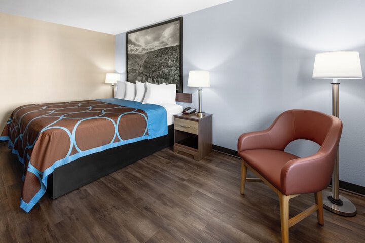 1 King Bed (5 of 11)