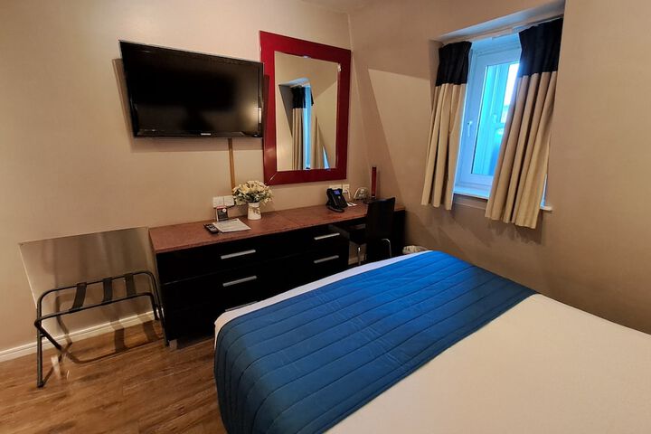 Room 40 of 182