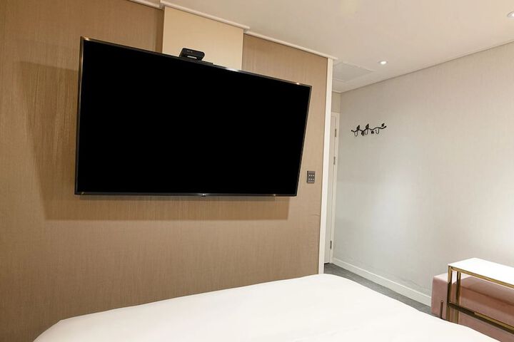 Room 2 of 24