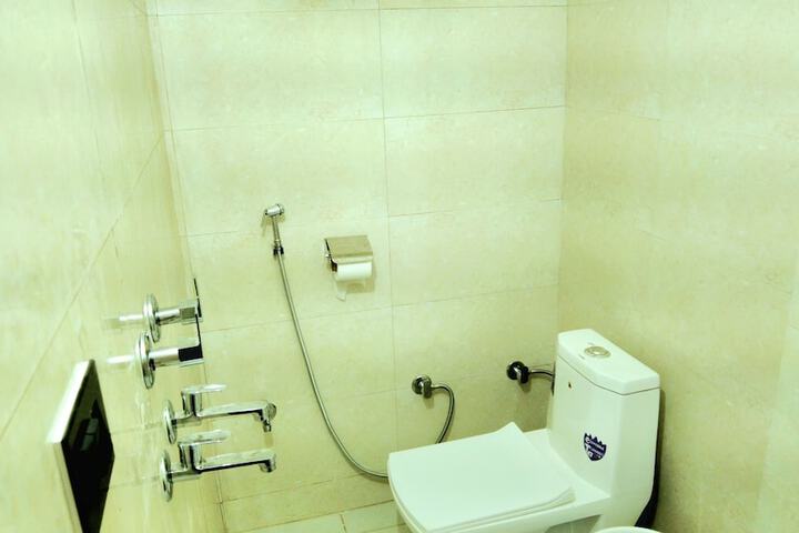 Room 7 of 12
