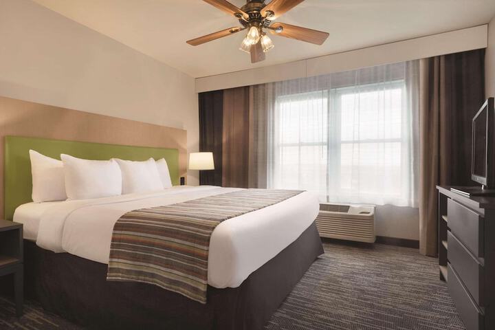 1 King Bed Jetted Tub (4 of 10)
