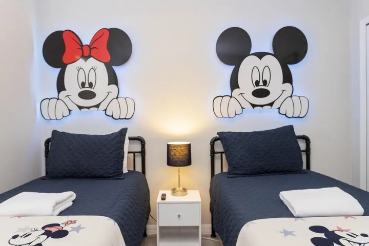 Room 4 of 18