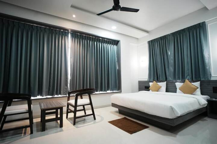 Room 6 of 13