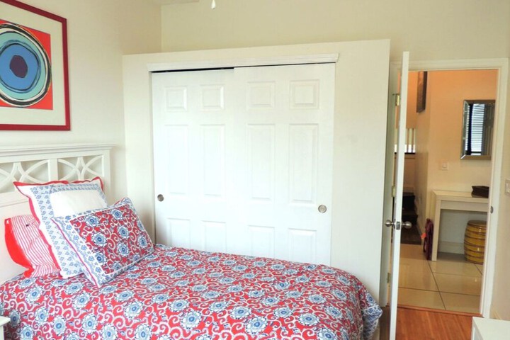 Room 6 of 30