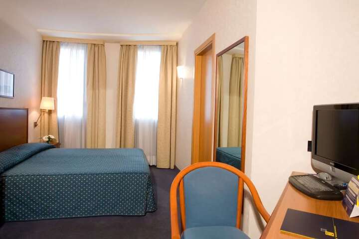 Room 7 of 28