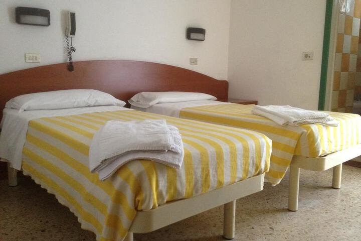 Room 6 of 32
