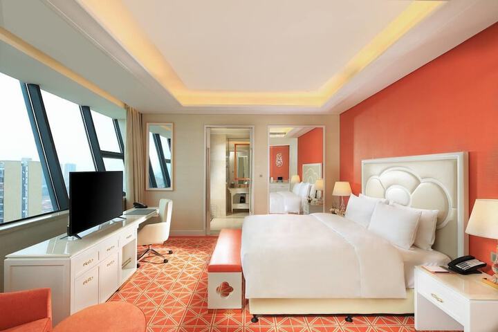 Room 8 of 43