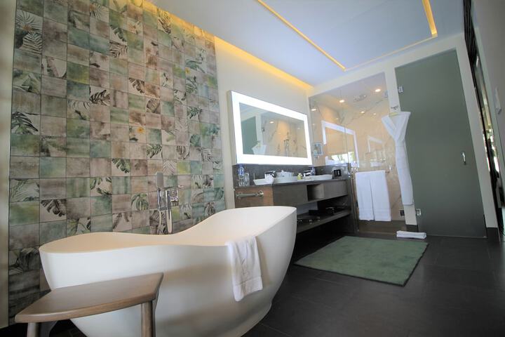 Room 65 of 142