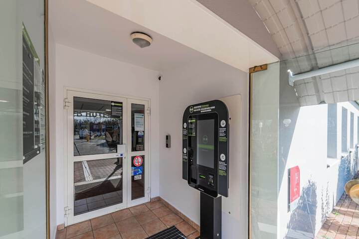 Check-in/check-out kiosk