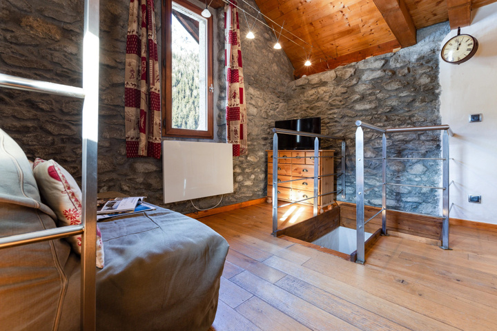 Room 3 of 20