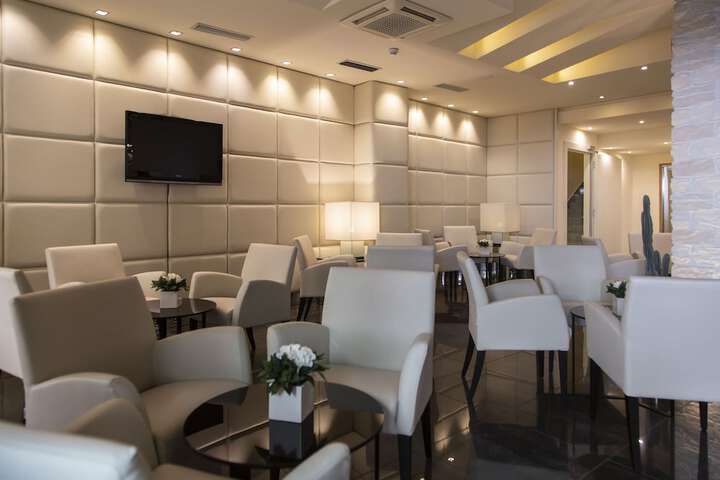 Lounge 39 of 49