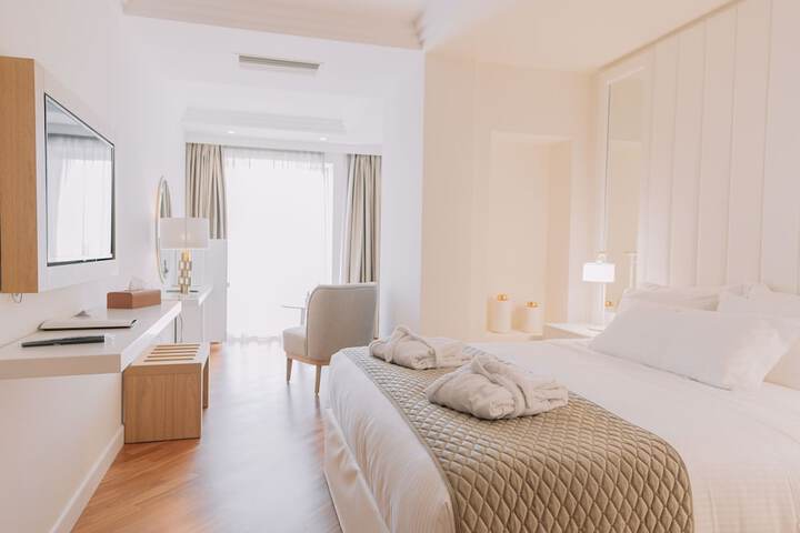 Room 10 of 80