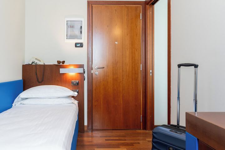 Room 28 of 67