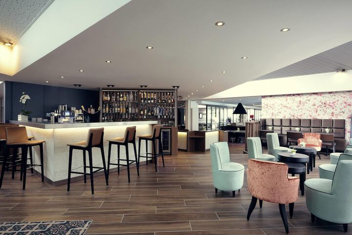 Lounge 44 of 61