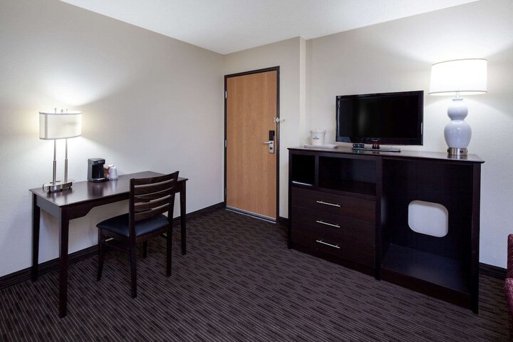 1 King Bed Second Floor No Elevator (10 of 13)