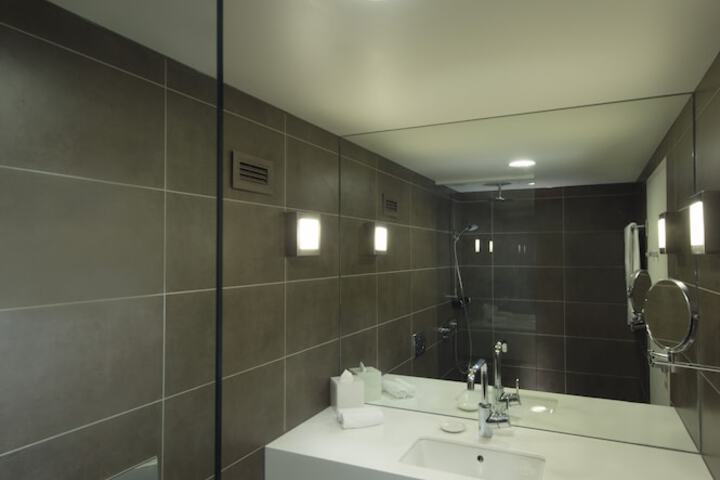 Room 25 of 65