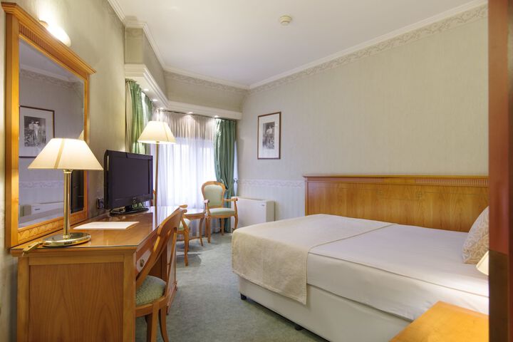Room 12 of 82