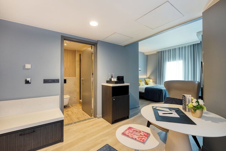 Room 12 of 76