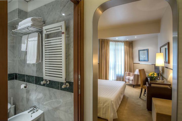 Room 8 of 42