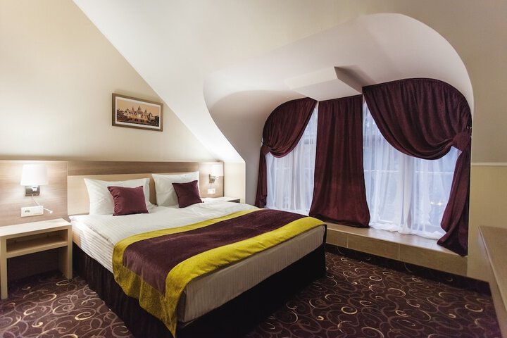 Room 27 of 48