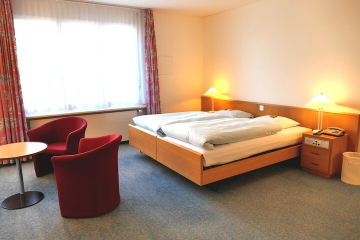 Room 6 of 40