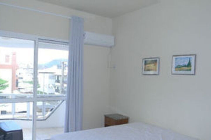 Room 10 of 32