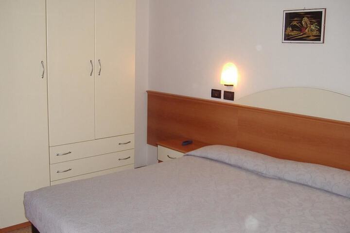 Room 6 of 16