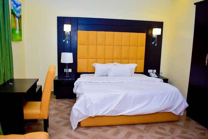 Room 10 of 16