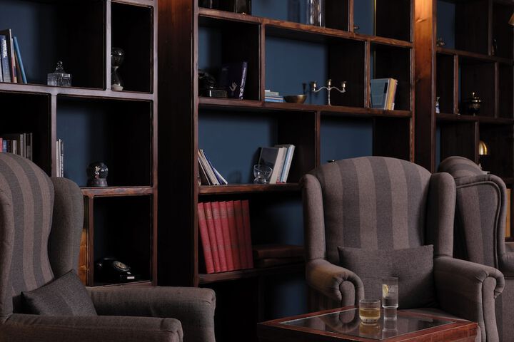 Lounge 25 of 27