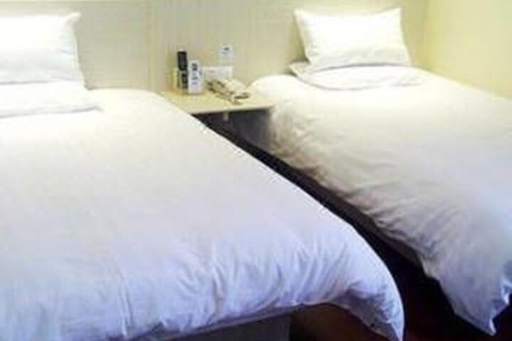 Room 4 of 9