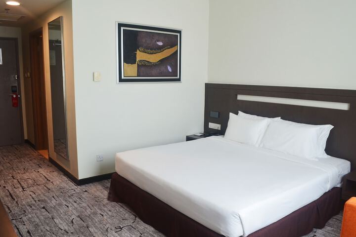 Room 30 of 76