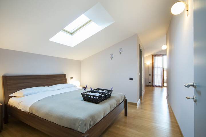 Room 10 of 32