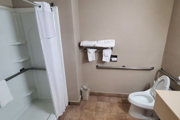 1 Queen Bed Mobility Accessible (4 of 10)