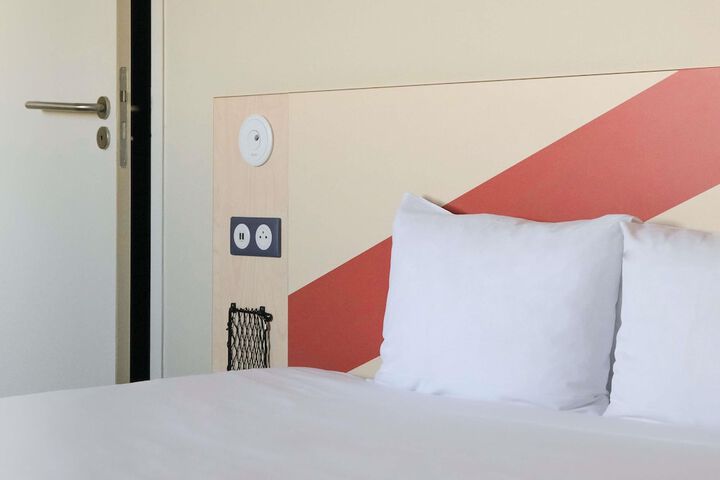 Room 33 of 76