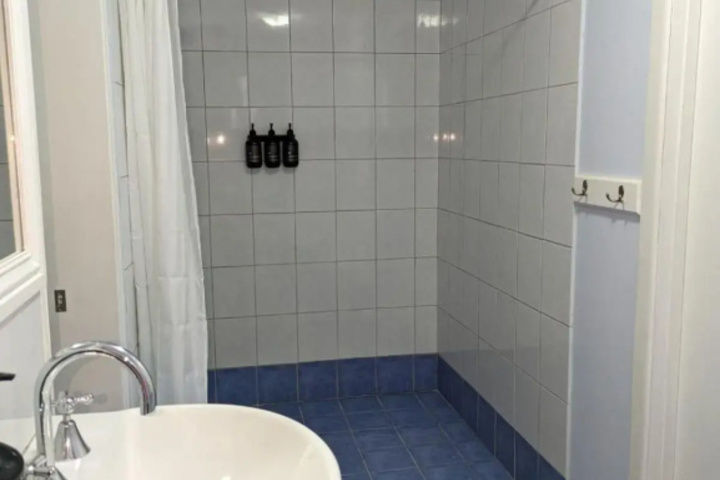 Room 9 of 16