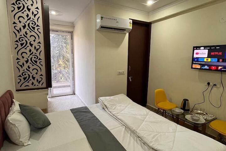 Room 2 of 8