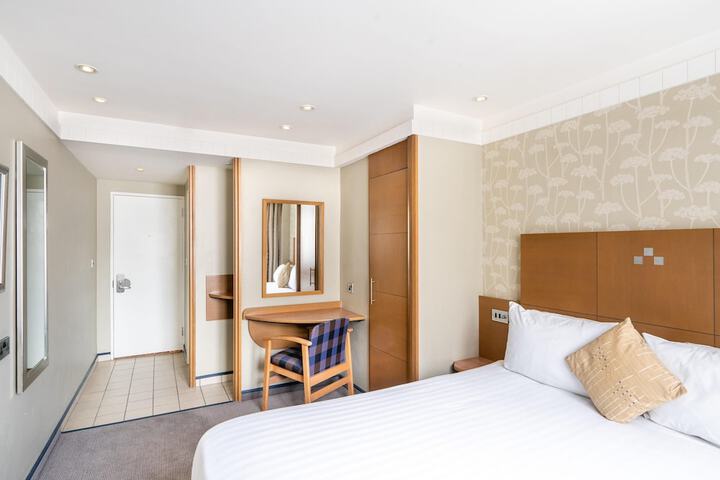 Room 16 of 104